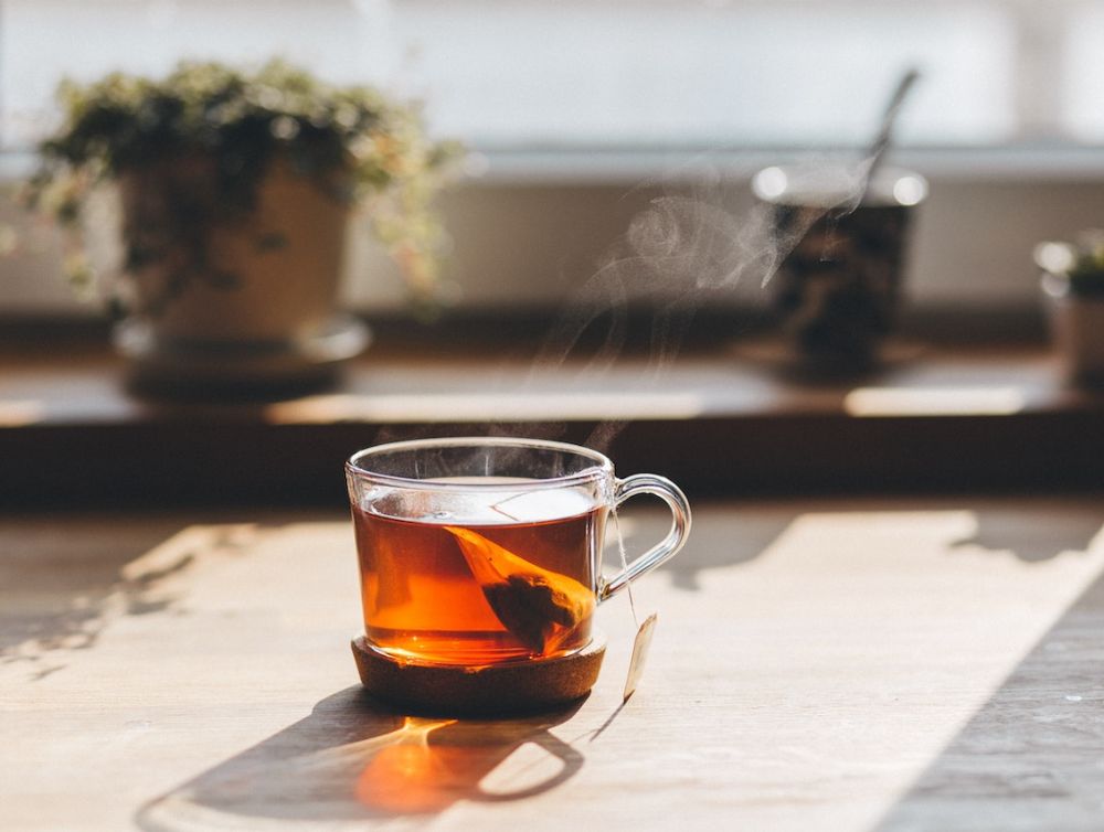 Actualité : Comment facilement nettoyer une tasse tachée par du thé ?