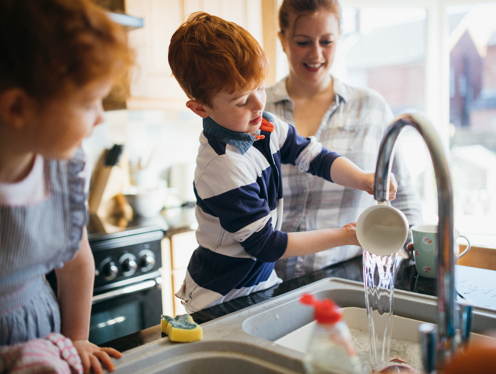 Photo de la dernière actualité - Faire de la vaisselle une activité ludique et éducative en famille