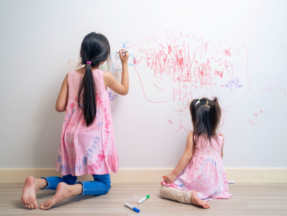 Photo de la dernière actualité - Facilement nettoyer les dessins au feutre ou au crayon sur les murs