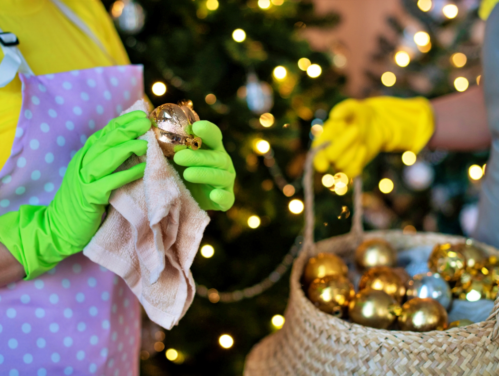 Photo de la dernière actualité - Prêt pour les fêtes en nettoyant ses décorations de Noël !