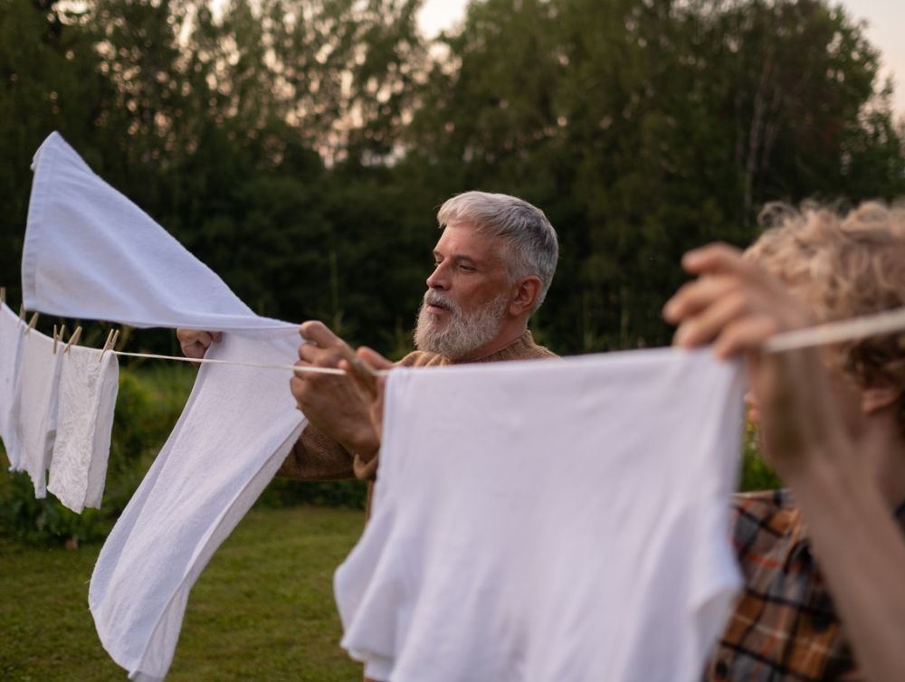 Vêtements blancs : comment nettoyer une tache de transpiration ?