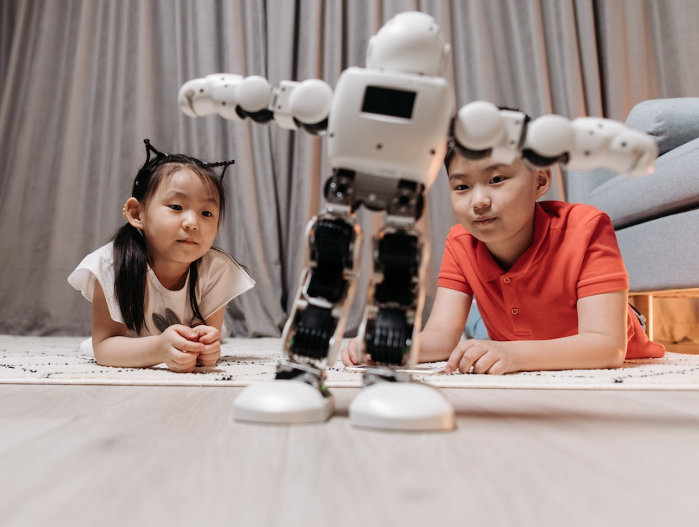 Un garçon et une fille regardant un robot numérique