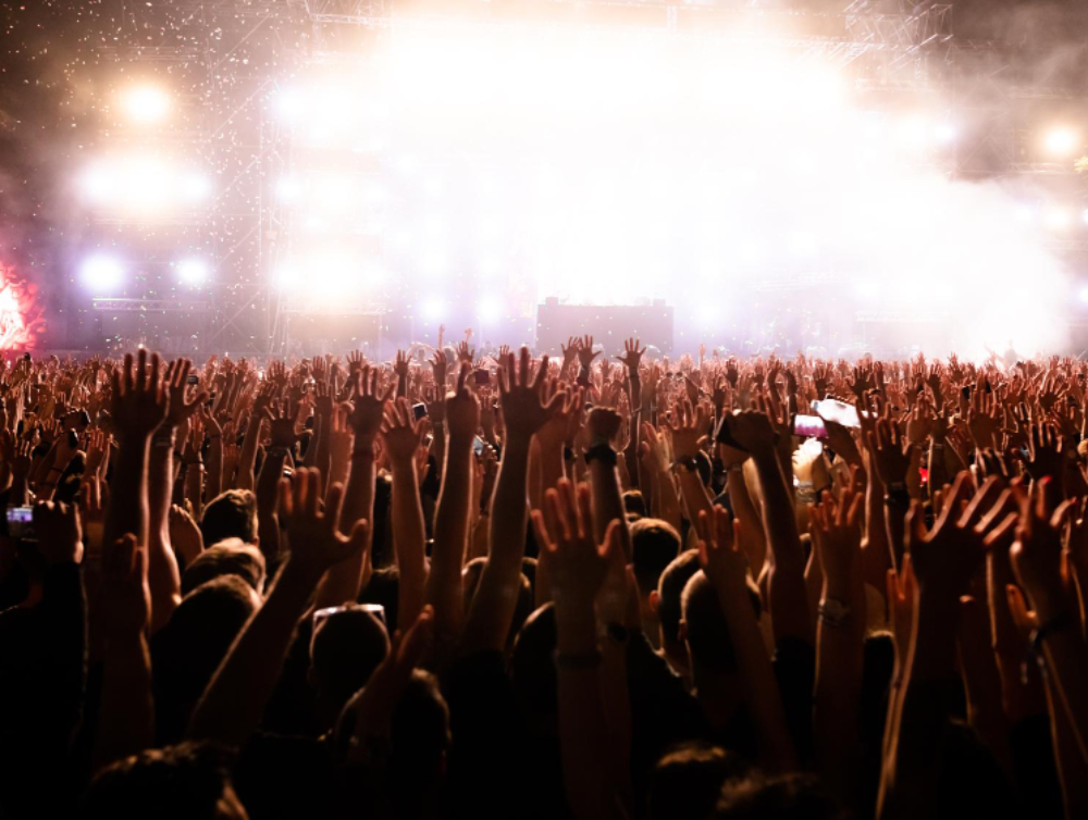 Image de l'actualité Auray s’engage pour animer l’été des jeunes avec MB14 en concert gratuit