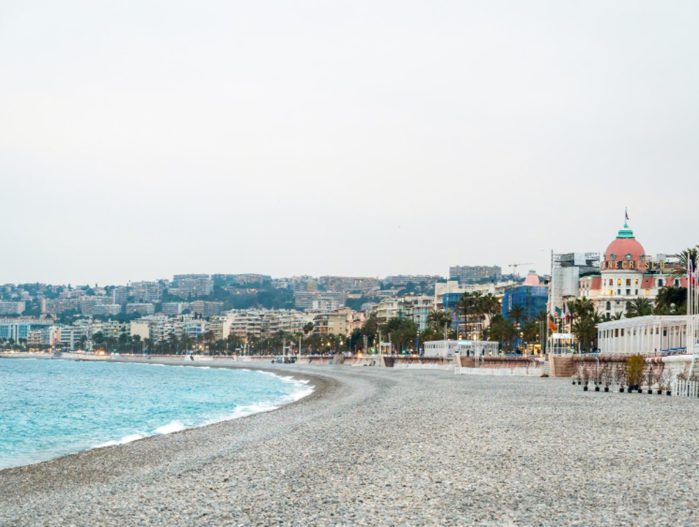 Image de l'actualité Sur les plages de Nice, la détente se fait chic et raffinée