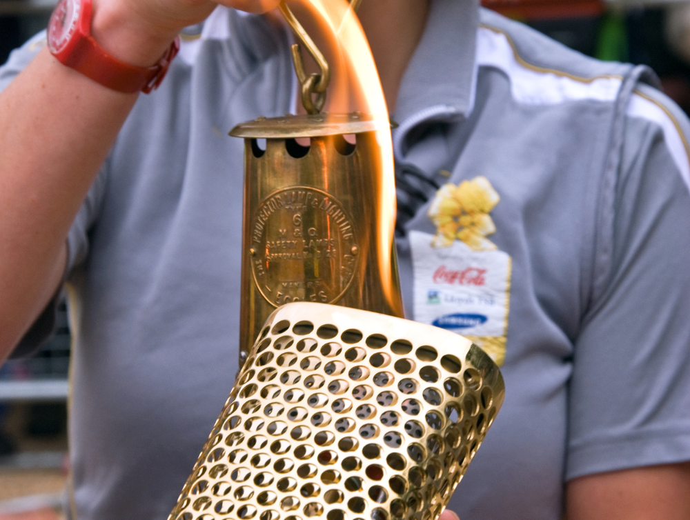 Admirez le passage de la Flamme olympique pendant qu’on fait votre ménage à La Seyne-sur-Mer