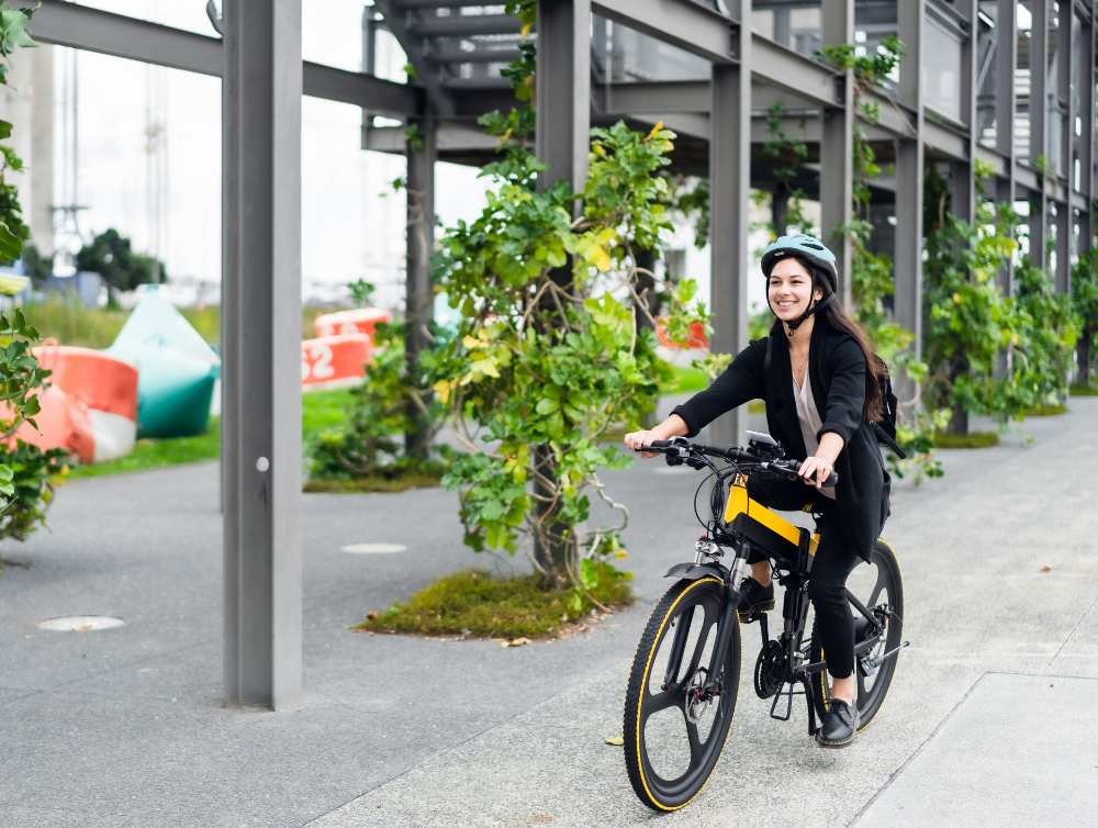 Jeune femme allant travailler sur le vélo électrique
