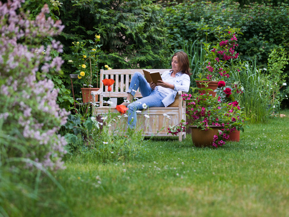 Jardinage - Femme profiter de se détendre dans le jardin