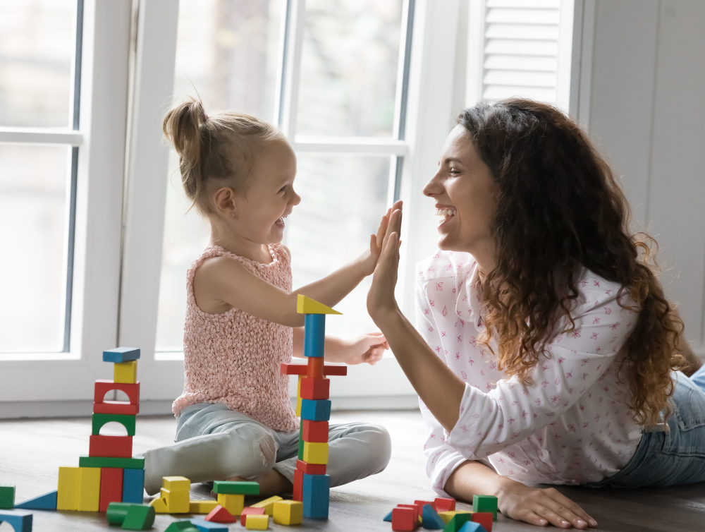 oyeuse maman et petite fille frappant des mains, donnant high five