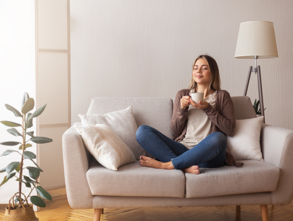 jeune femme aimant le café, reniflant la boisson chaude à l