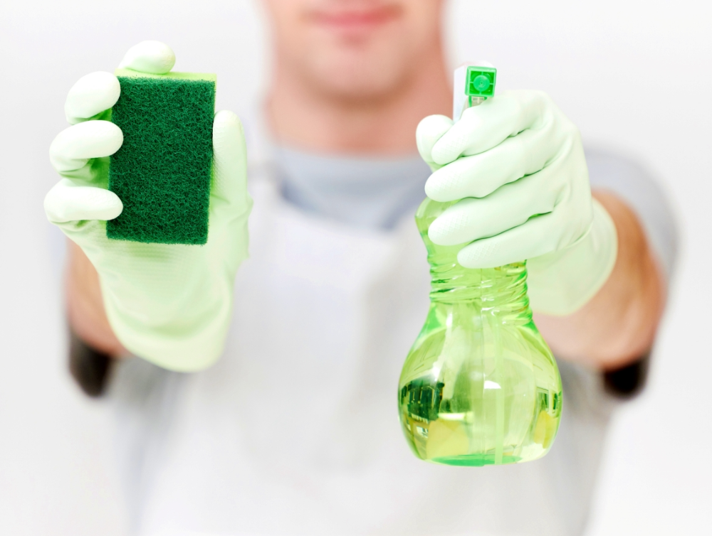 comment fabriquer un spray nettoyant naturel pour le nettoyage de la maison à Martigues
