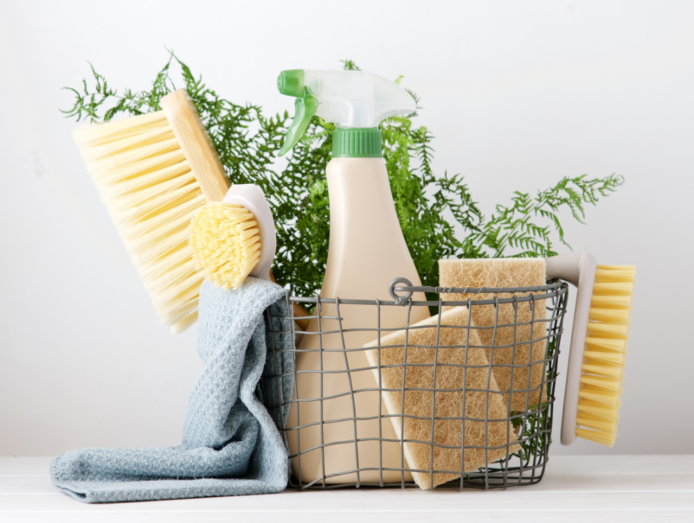 Brosses écologiques, éponges et chiffon dans le panier de nettoyage