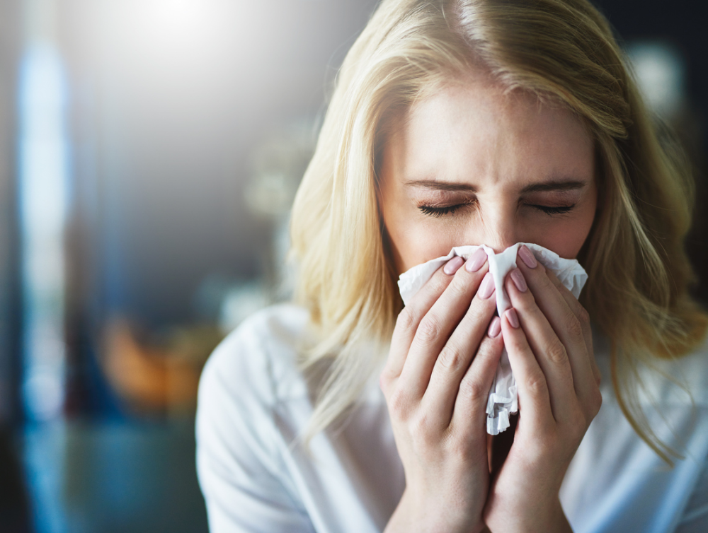 femme, mouchoir et allergies