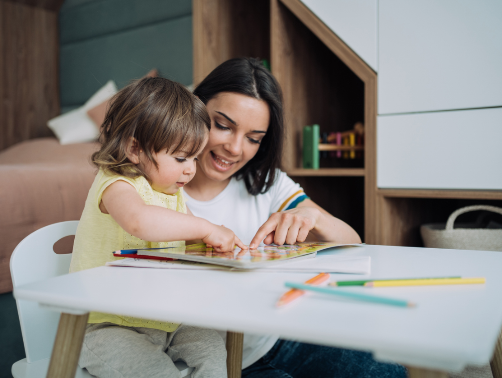 Maman et sa petite fille se dessinent ensemble à la maison