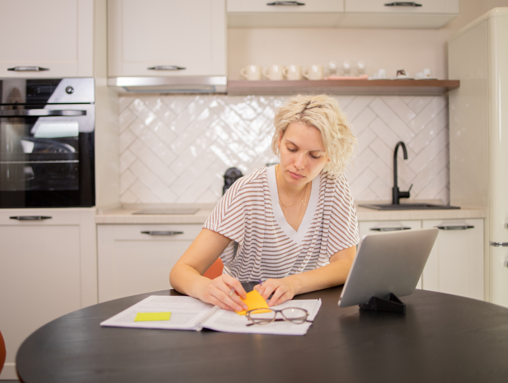 une jeune femme et sa check list de rentrée
