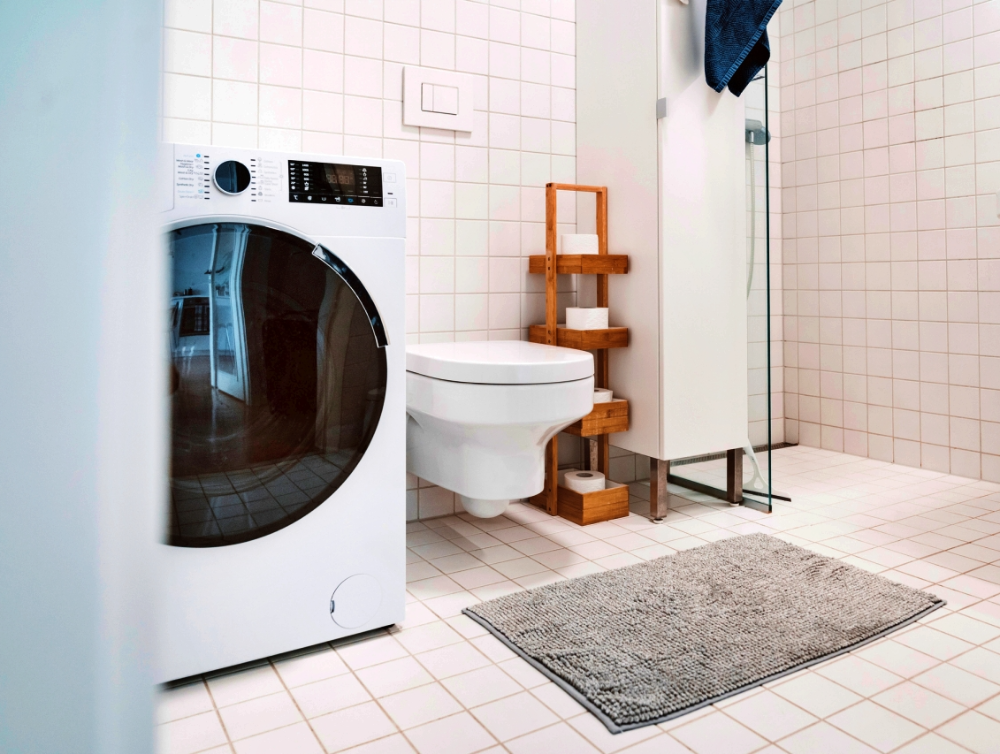 un tapis de bain impeccable avec une femme de ménage à Tours