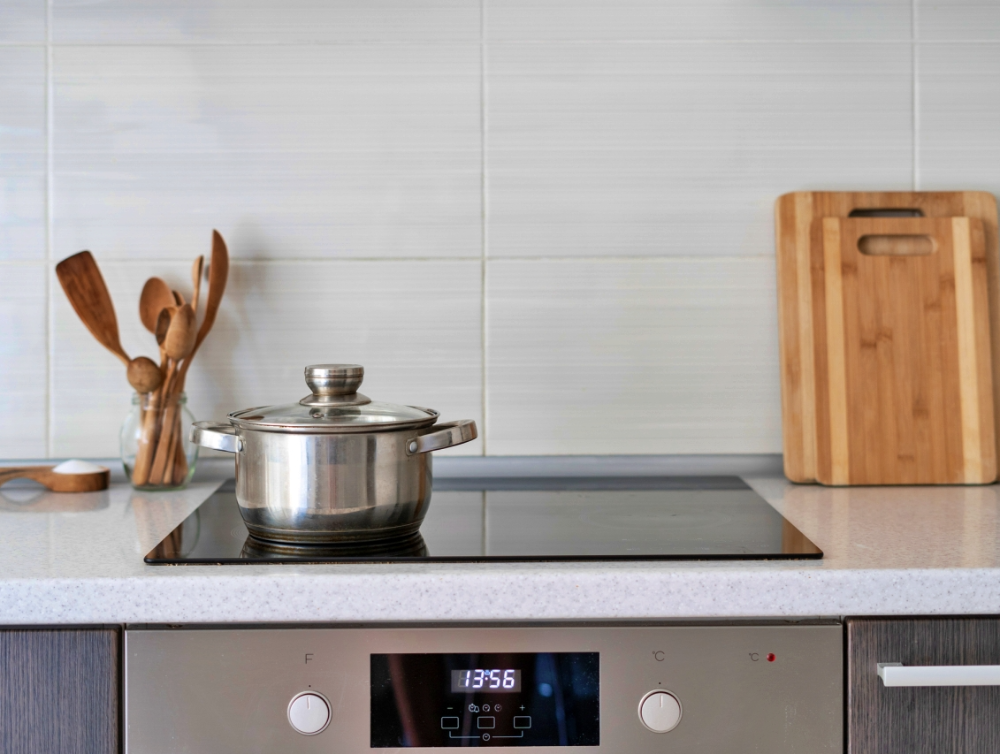 les astuces d’une femme de ménage à Saint-Leu-la-Forêt pour nettoyer sa plaque de cuisson