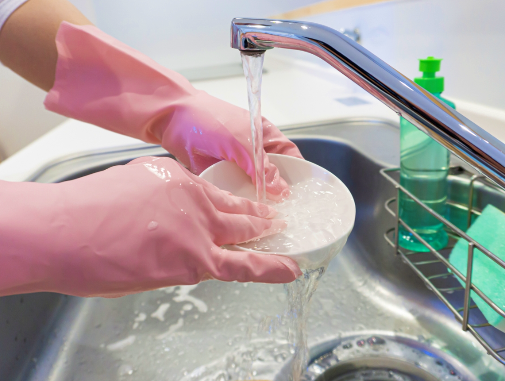 les astuces d’une femme de ménage à Le Port pour faire la vaisselle à la main