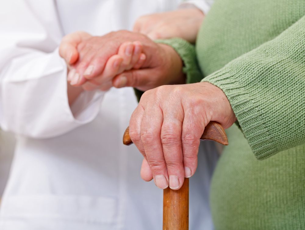 Comment choisir une aide à domicile pour une personne âgée dépendante