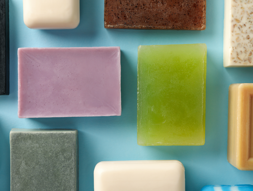 savons de toutes les couleurs sur fond bleu pour le ménage à Nice
