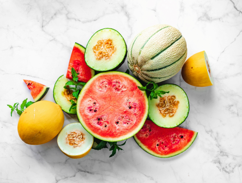 Melon, pastèque… Comment nettoyer une tache de fruits de l’été ?