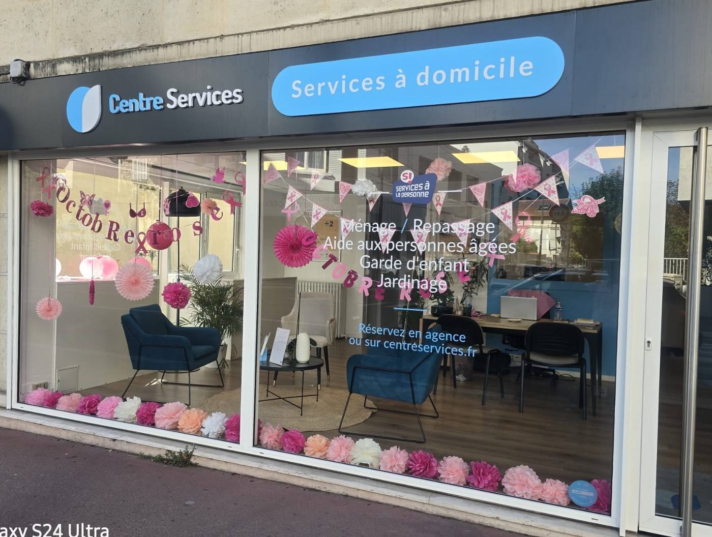 Octobre rose à Saint-Maur-des-Fossés : notre vitrine se pare de rose